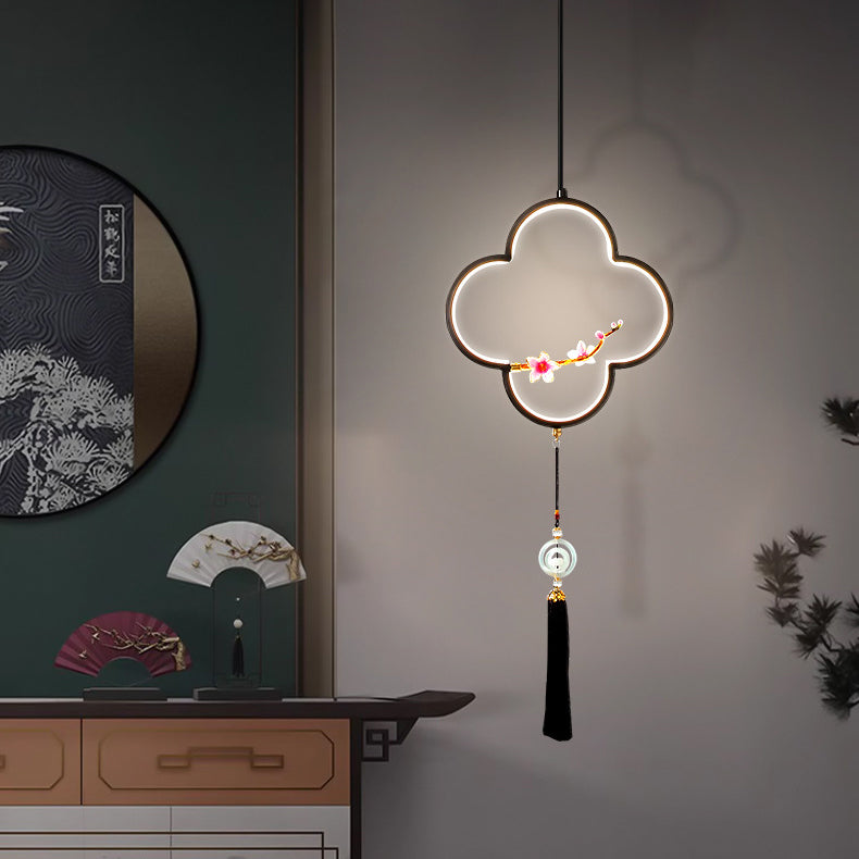 ضوء قلادة LED تقليدي صيني على شكل ورقة البرسيم الرباعية الأسطوانية من سبائك الزنك والنحاس مع زهور الخوخ لغرفة النوم 