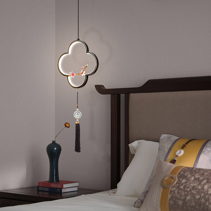 ضوء قلادة LED تقليدي صيني على شكل ورقة البرسيم الرباعية الأسطوانية من سبائك الزنك والنحاس مع زهور الخوخ لغرفة النوم 