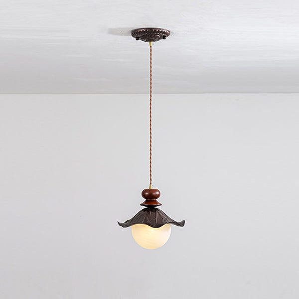 Suspension lumineuse à une lumière en verre et fer à bord ondulé traditionnel français pour chambre 