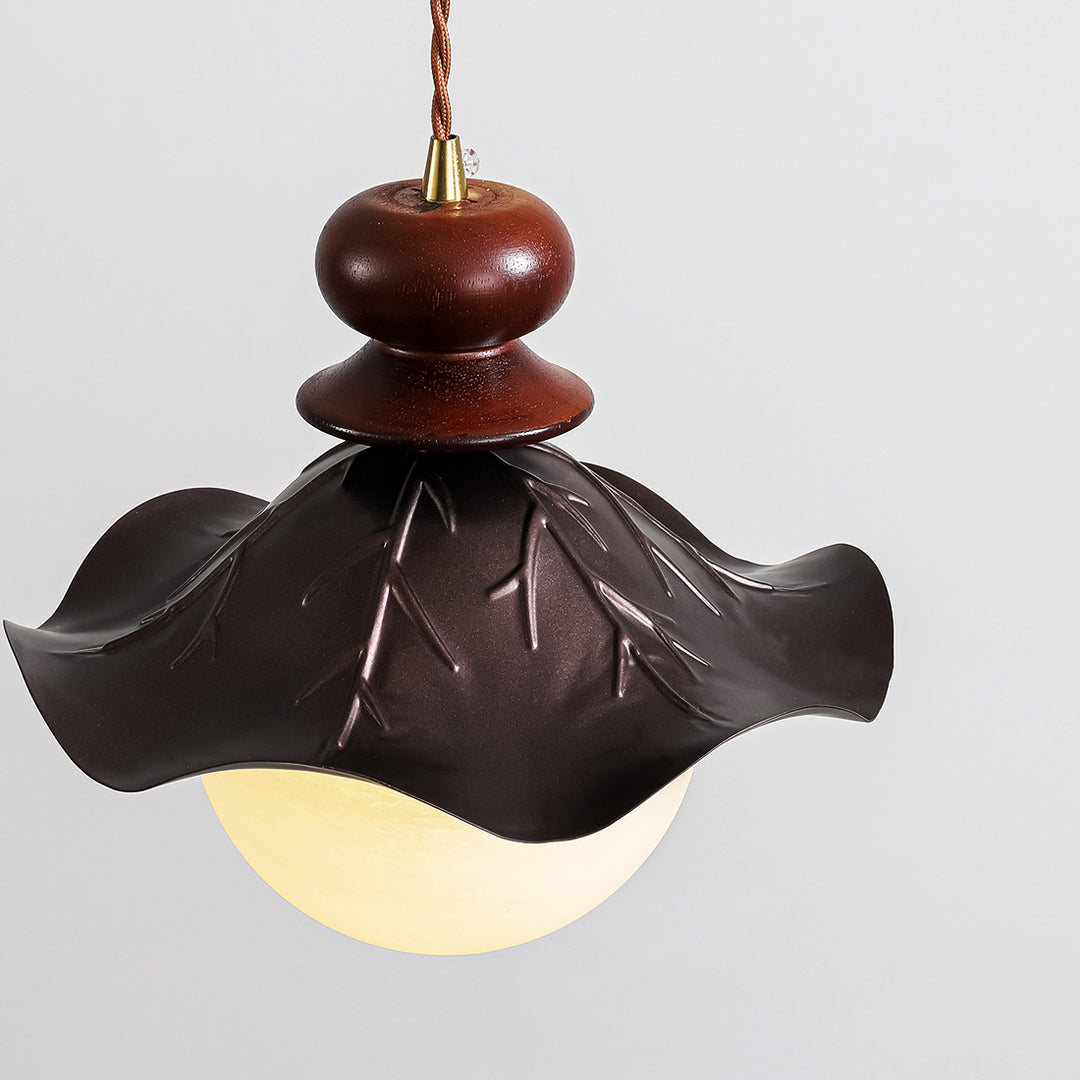 Suspension lumineuse à une lumière en verre et fer à bord ondulé traditionnel français pour chambre 