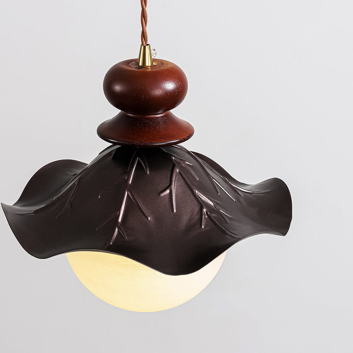 Suspension lumineuse à une lumière en verre et fer à bord ondulé traditionnel français pour chambre 