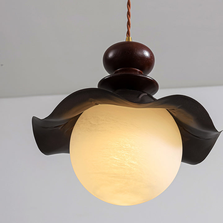 Suspension lumineuse à une lumière en verre et fer à bord ondulé traditionnel français pour chambre 
