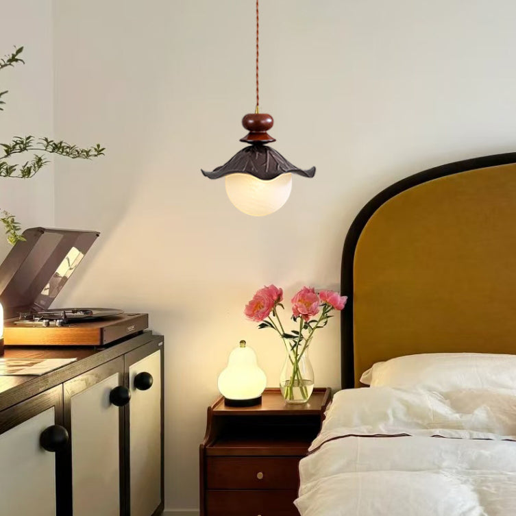 Suspension lumineuse à une lumière en verre et fer à bord ondulé traditionnel français pour chambre 