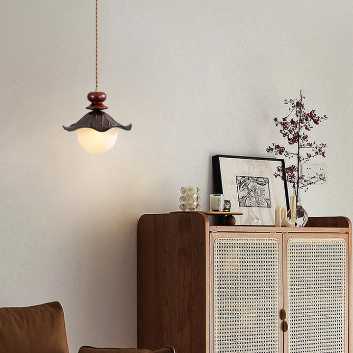 Suspension lumineuse à une lumière en verre et fer à bord ondulé traditionnel français pour chambre 