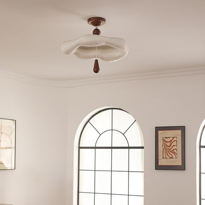 Traditionelle französische Eisenstoffleuchte mit unregelmäßig gewelltem Rand LED Semi-Flush Mount Deckenleuchte für Schlafzimmer 