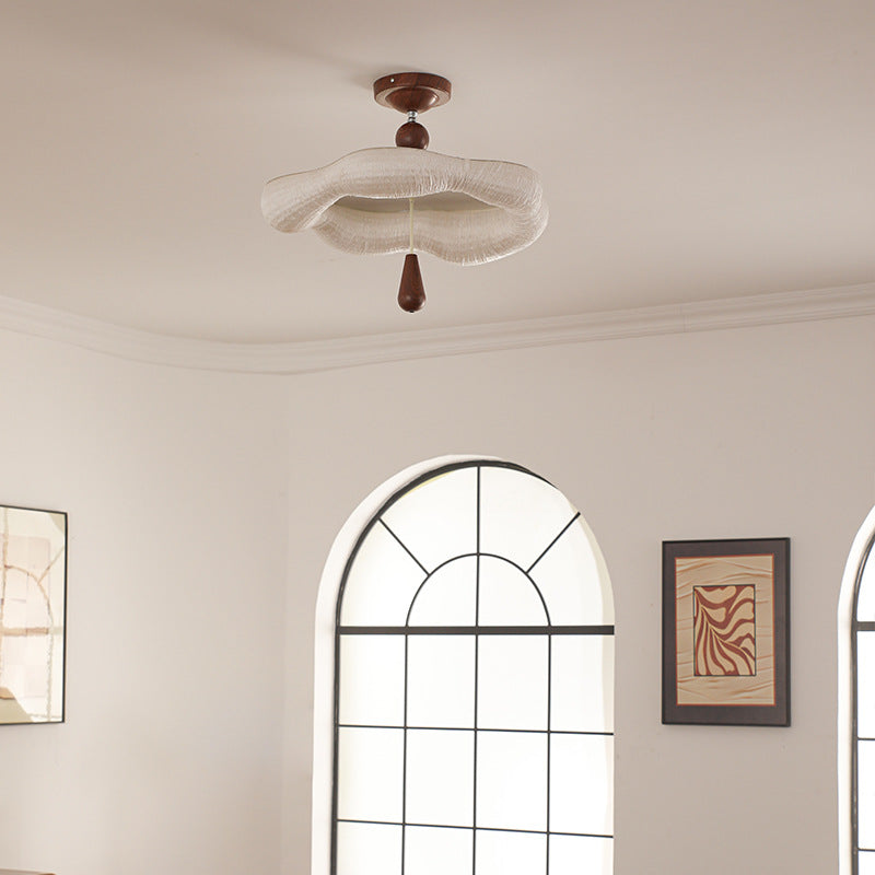 Traditionelle französische Eisenstoffleuchte mit unregelmäßig gewelltem Rand LED Semi-Flush Mount Deckenleuchte für Schlafzimmer 