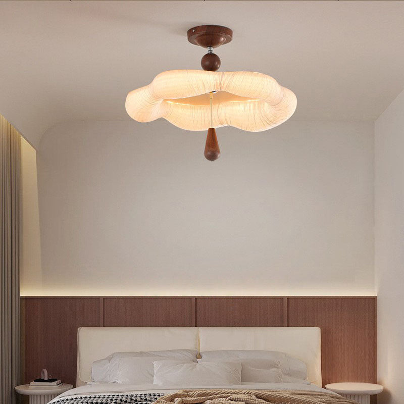 Traditionelle französische Eisenstoffleuchte mit unregelmäßig gewelltem Rand LED Semi-Flush Mount Deckenleuchte für Schlafzimmer 