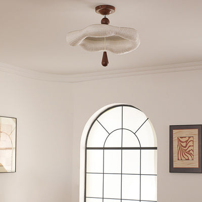 Traditionelle französische Eisenstoffleuchte mit unregelmäßig gewelltem Rand LED Semi-Flush Mount Deckenleuchte für Schlafzimmer 