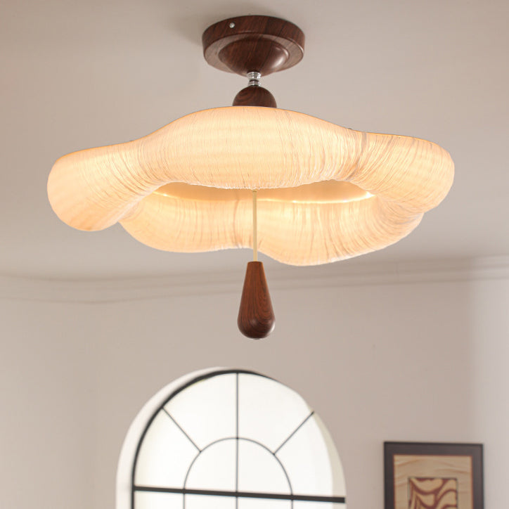 Traditionelle französische Eisenstoffleuchte mit unregelmäßig gewelltem Rand LED Semi-Flush Mount Deckenleuchte für Schlafzimmer 
