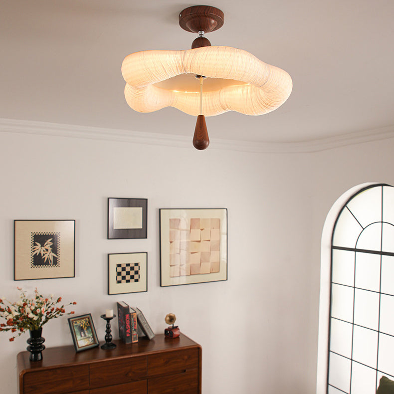 Traditionelle französische Eisenstoffleuchte mit unregelmäßig gewelltem Rand LED Semi-Flush Mount Deckenleuchte für Schlafzimmer 