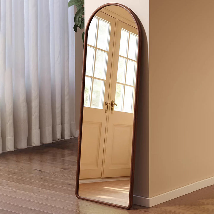Moderner, retro-inspirierter Ganzkörperspiegel zum Anlehnen mit Bogenform aus Kautschukholz und Sperrholz für das Schlafzimmer 