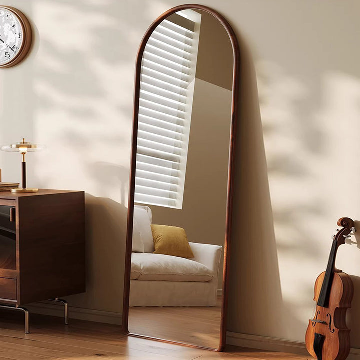 Moderner, retro-inspirierter Ganzkörperspiegel zum Anlehnen mit Bogenform aus Kautschukholz und Sperrholz für das Schlafzimmer 