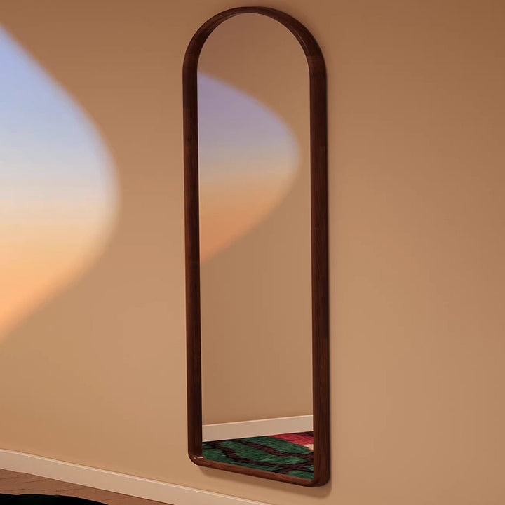 Moderner, retro-inspirierter Ganzkörperspiegel zum Anlehnen mit Bogenform aus Kautschukholz und Sperrholz für das Schlafzimmer 