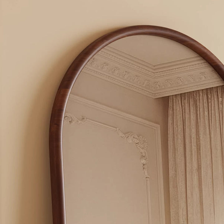 Moderner, retro-inspirierter Ganzkörperspiegel zum Anlehnen mit Bogenform aus Kautschukholz und Sperrholz für das Schlafzimmer 