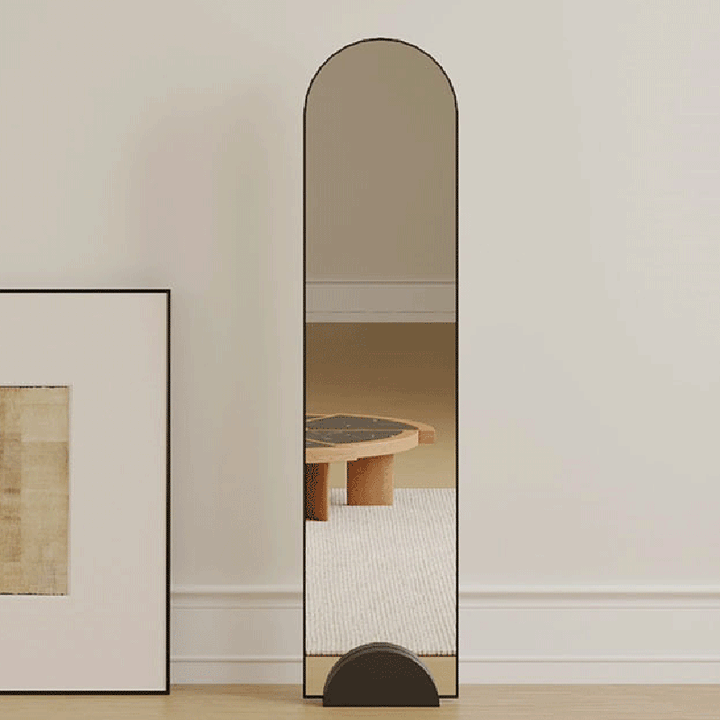 Moderner minimalistischer Ganzkörperspiegel in Bogenform aus Karbonstahl und Glas mit Standfuß für das Schlafzimmer 
