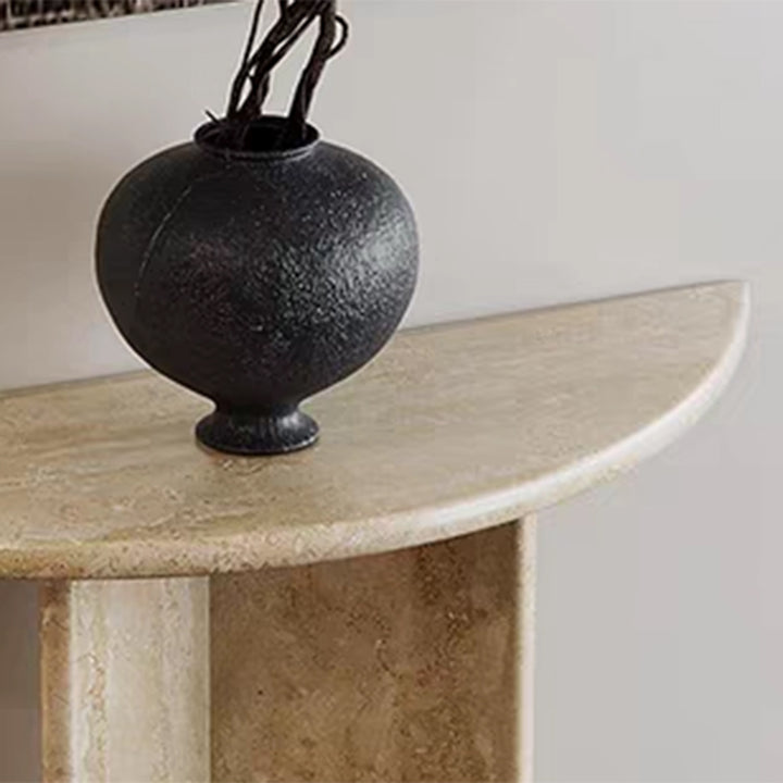 Table console demi-lune en travertin naturel moderne et minimaliste, adossée au mur, peu encombrante, pour salon et entrée 
