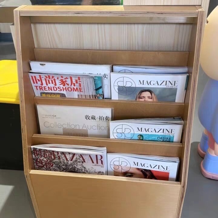Estantería trapezoidal contemporánea de madera contrachapada de abedul nórdico con almacenamiento de 3 niveles para sala de estar y oficina en casa 