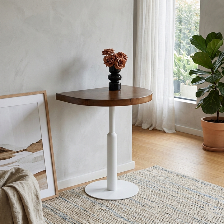 Traditioneller halbrunder Couchtisch aus massivem Holz im Vintage-Stil mit Metallgestell für die Platzierung an der Wand im Wohnzimmer 