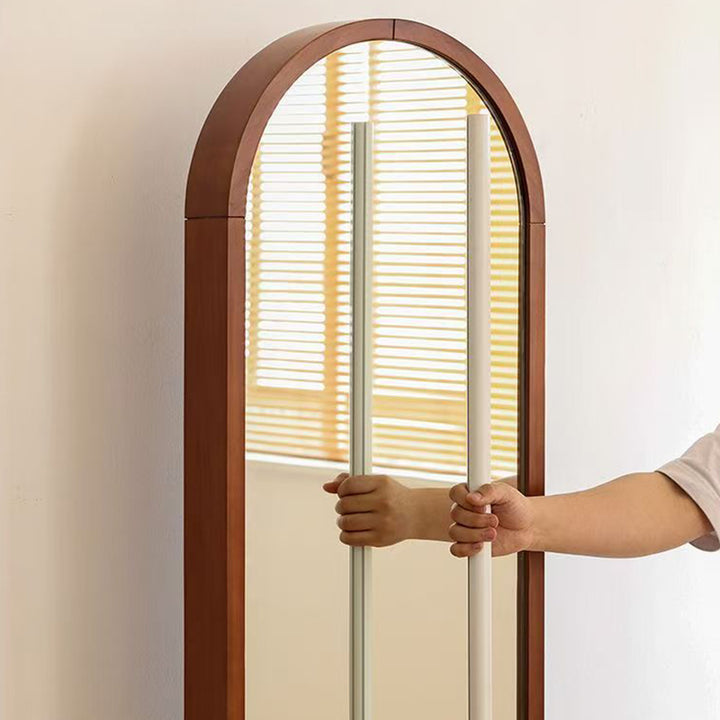 Zeitgemäßes Retro-Aufbewahrungsregal aus Massivholz, Sperrholz, Aluminiumlegierung und Glas in Bogenform, 5-stufige Aufbewahrung mit Spiegel und Rollen für Wohnzimmer und Schlafzimmer 