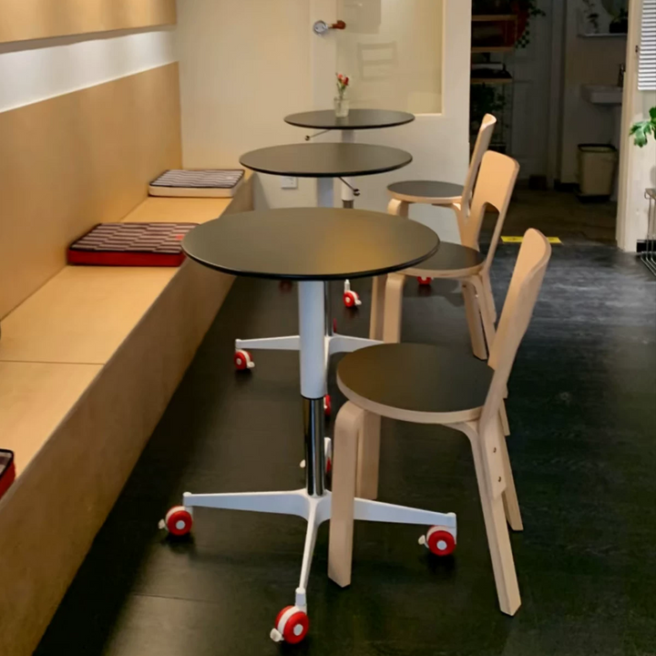 Moderner kreativer runder Couchtisch aus MDF und Metall mit höhenverstellbarer Funktion & Rollen für Wohnzimmer, Balkon & Café 