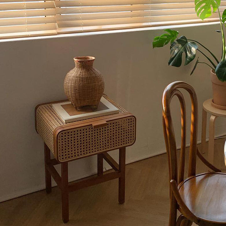 Traditionelles japanisches Design mit abgerundeten Ecken, Beistelltisch aus Eschenholz mit Rattan-Geflecht und 1 Schrank für das Schlafzimmer 