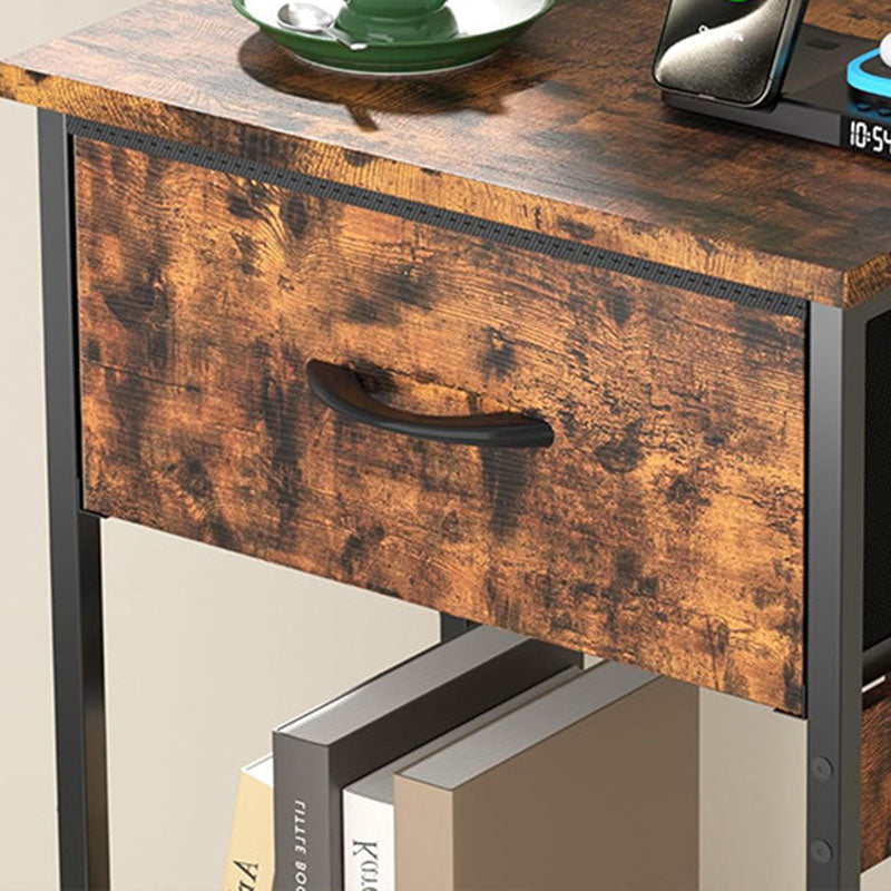 Traditioneller rechteckiger Nachttisch aus Kohlenstoffstahl und Spanplatte im Vintage-Stil mit Ladefunktion und 1 Schublade für das Wohnzimmer 