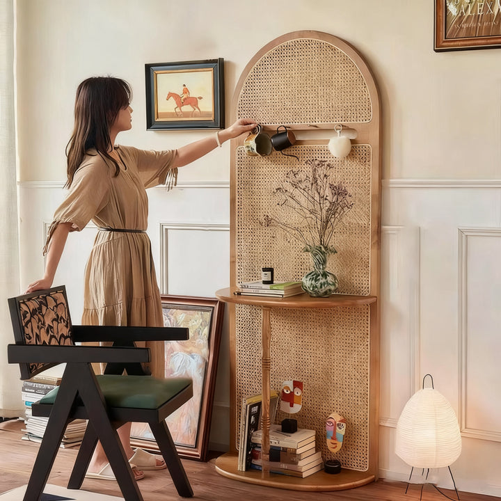 Traditioneller Vintage-Ausstellungsregal mit Bogen aus massivem Holz und Rattan-Gewebe, 2-stufig, für das Wohnzimmer 