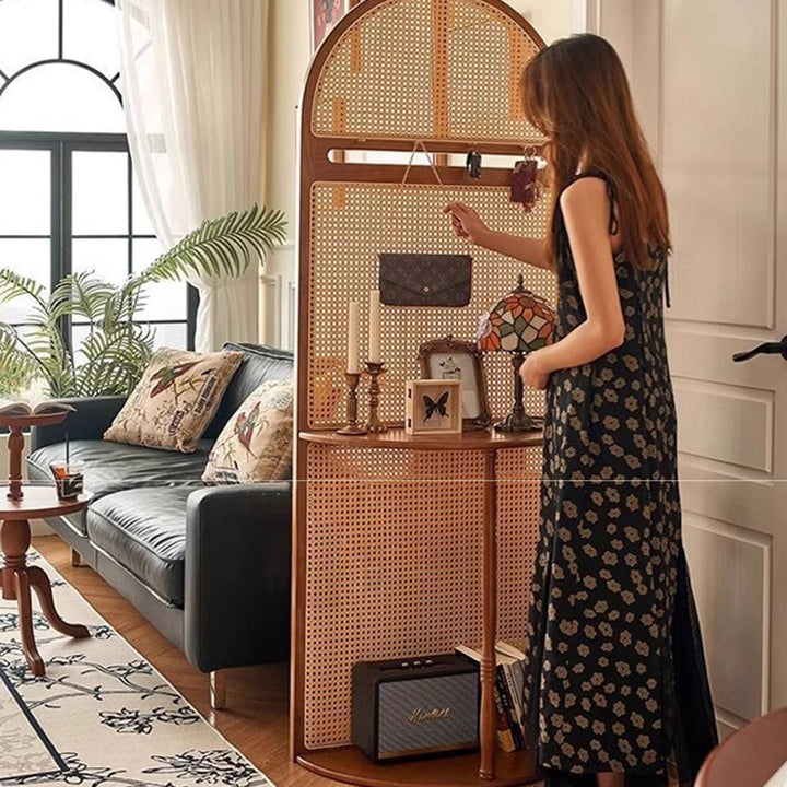Traditioneller Vintage-Ausstellungsregal mit Bogen aus massivem Holz und Rattan-Gewebe, 2-stufig, für das Wohnzimmer 