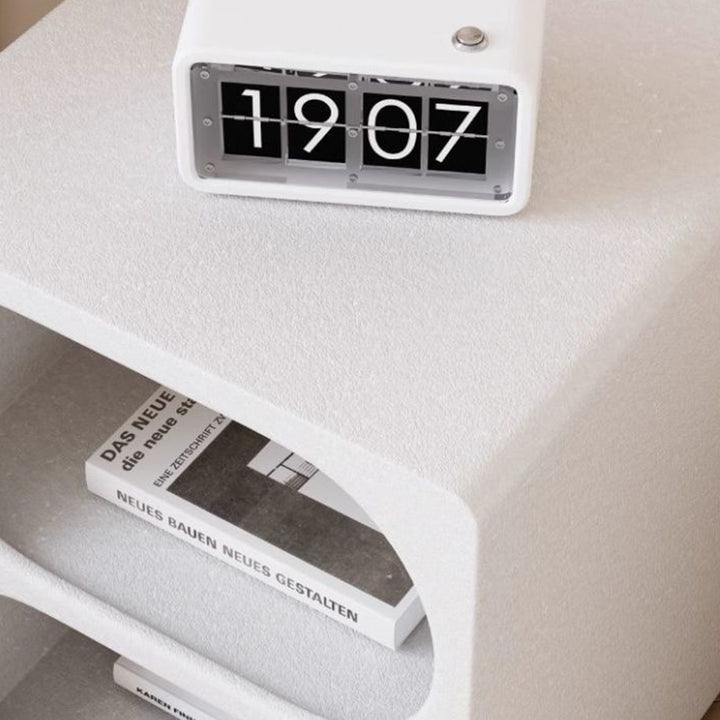 Moderner minimalistischer, abgerundeter, schmaler weißer Nachttisch aus MDF mit offenem Regal, 3-stufig, für das Schlafzimmer 
