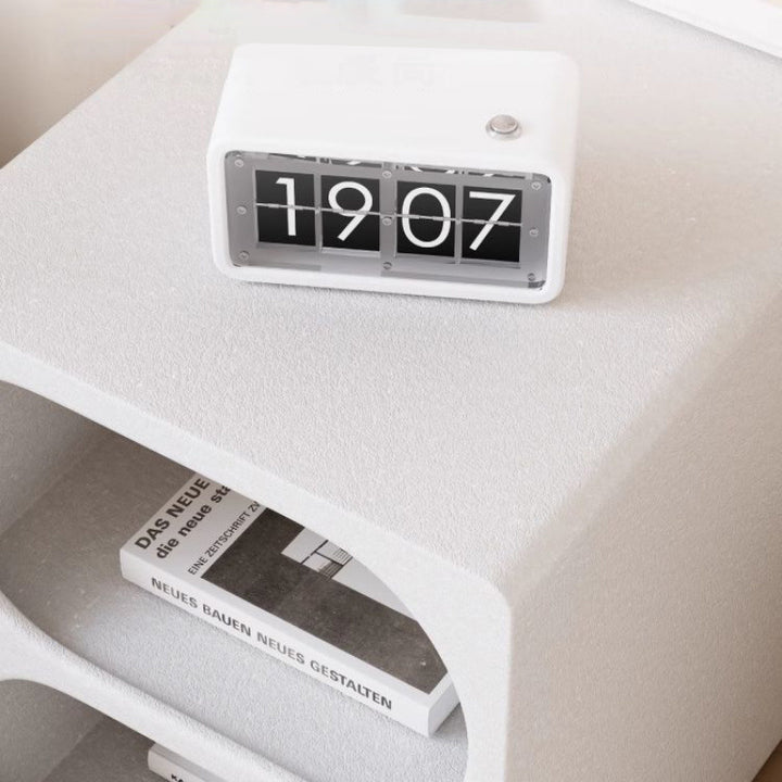Moderner minimalistischer, abgerundeter, schmaler weißer Nachttisch aus MDF mit offenem Regal, 3-stufig, für das Schlafzimmer 