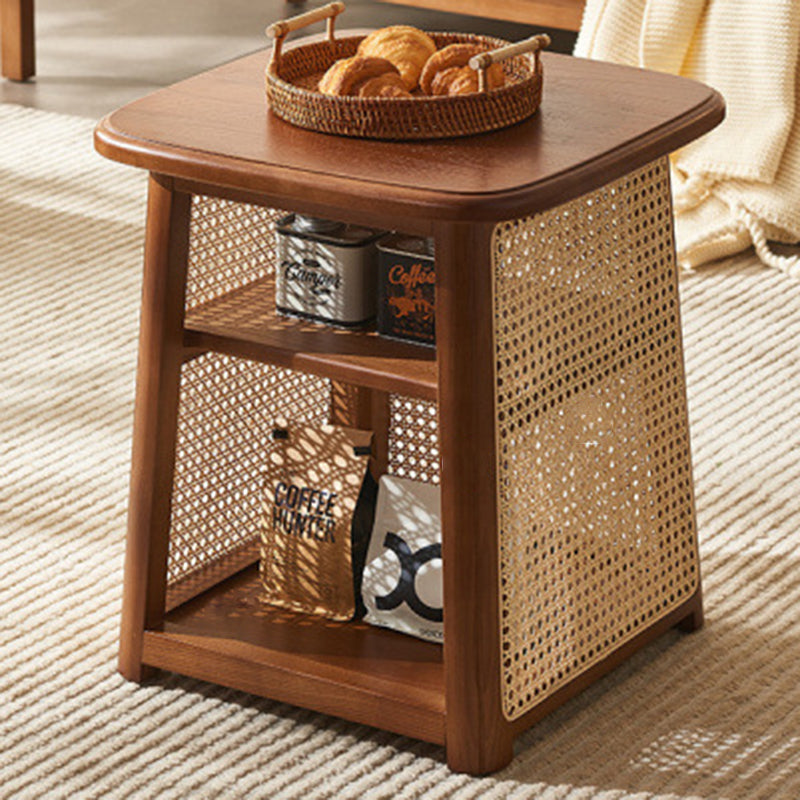 Traditioneller japanischer Couchtisch aus Massivholz mit abgerundeten Ecken und trapezförmigem Rattan-Geflecht, 3-stöckig für das Wohnzimmer 