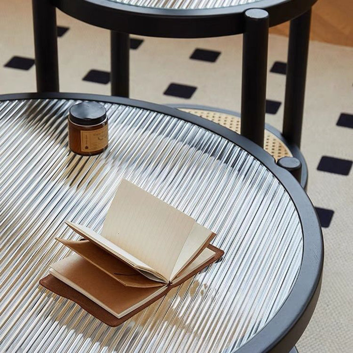 طاولة قهوة حديثة بسيطة مستديرة من الخشب الصلب والزجاج المقوى مع حياكة من راتان PVC بطبقتين لغرفة المعيشة 