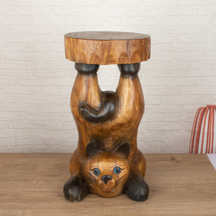 Zeitgenössischer kreativer Beistelltisch aus Massivholz mit Katzendesign für das Wohnzimmer - handgeschnitzter Akzenttisch aus Naturholz 