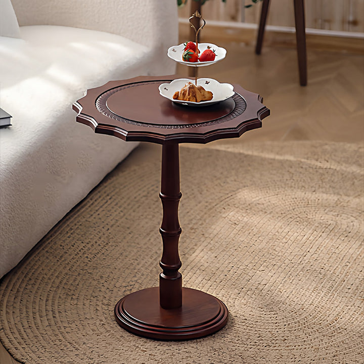 Table d'appoint ronde traditionnelle européenne en chêne rouge nord-américain massif avec bord sculpté ondulé pour salon 