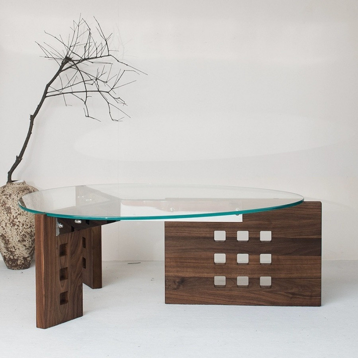 Moderner minimalistischer Couchtisch aus gehärtetem Glas, Edelstahl und massivem Holz mit ovaler Form und perforiertem Sockel, einlagiger Tisch für das Wohnzimmer 