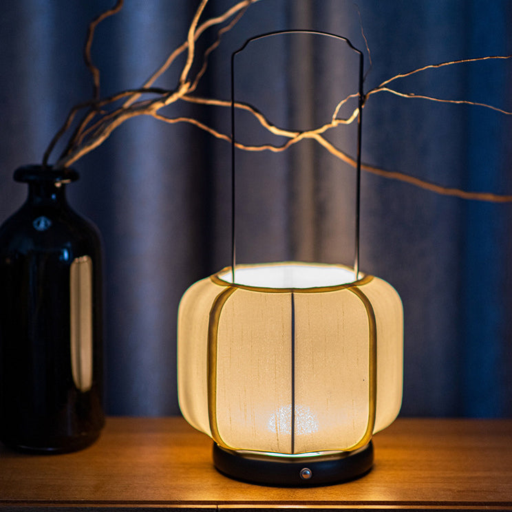 Traditionelle chinesische Eisen-Seidenstoff-Laternenform-LED-Tischlampe für das Schlafzimmer 