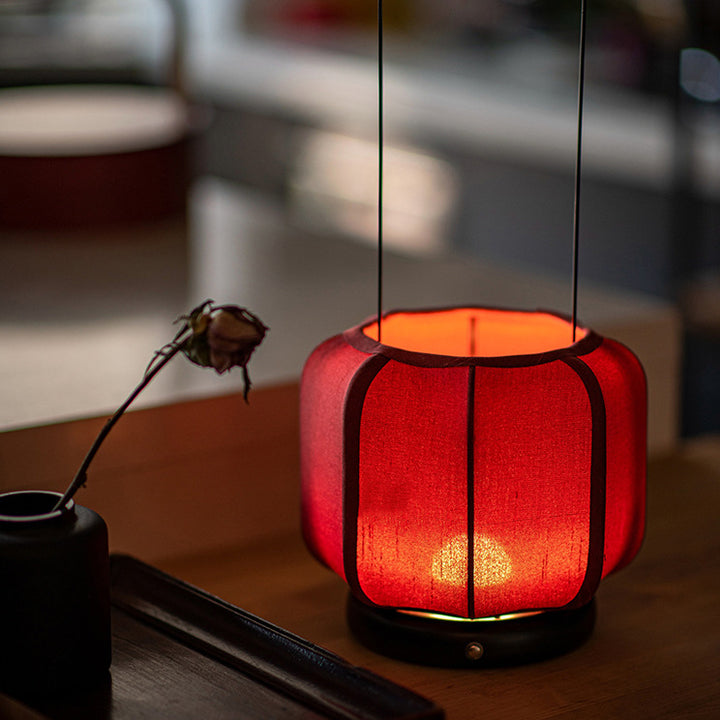 Traditionelle chinesische Eisen-Seidenstoff-Laternenform-LED-Tischlampe für das Schlafzimmer 