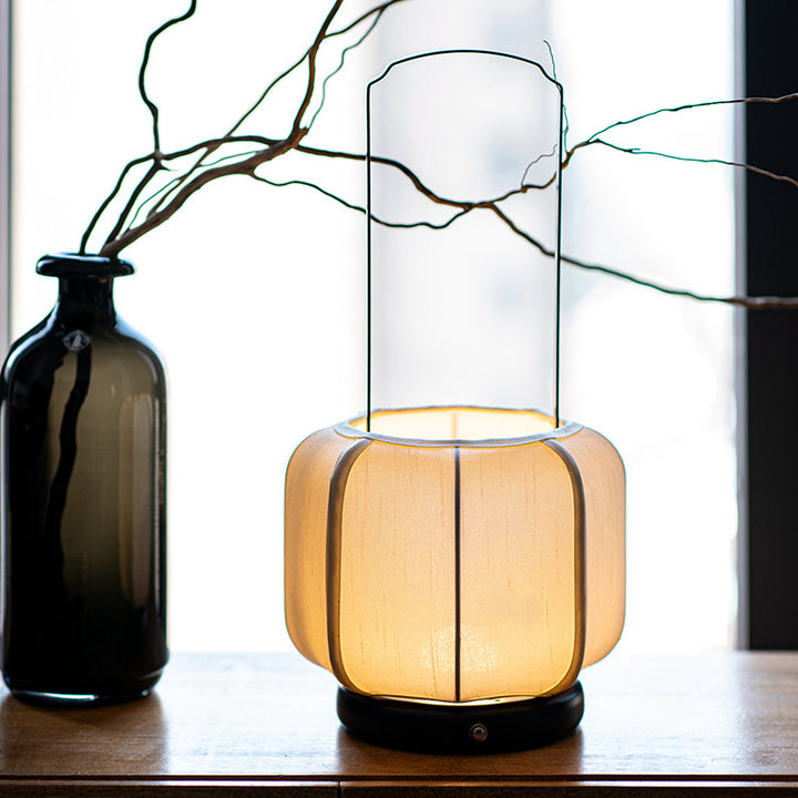 Traditionelle chinesische Eisen-Seidenstoff-Laternenform-LED-Tischlampe für das Schlafzimmer 