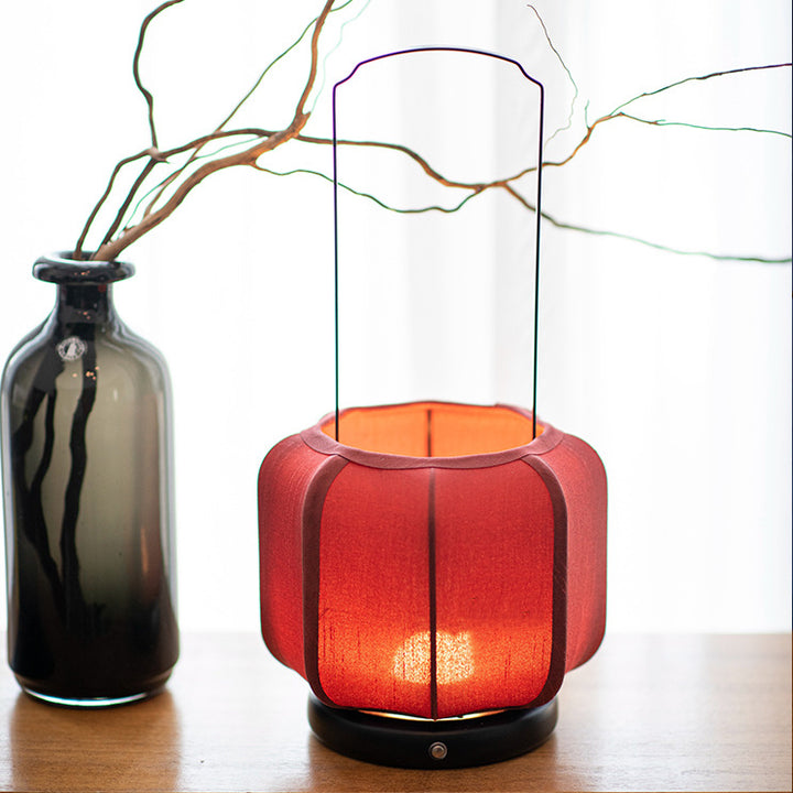 Traditionelle chinesische Eisen-Seidenstoff-Laternenform-LED-Tischlampe für das Schlafzimmer 