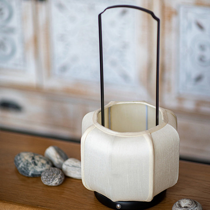 Traditionelle chinesische Eisen-Seidenstoff-Laternenform-LED-Tischlampe für das Schlafzimmer 