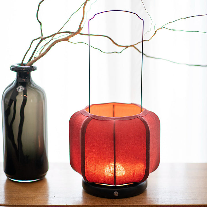 Traditionelle chinesische Eisen-Seidenstoff-Laternenform-LED-Tischlampe für das Schlafzimmer 