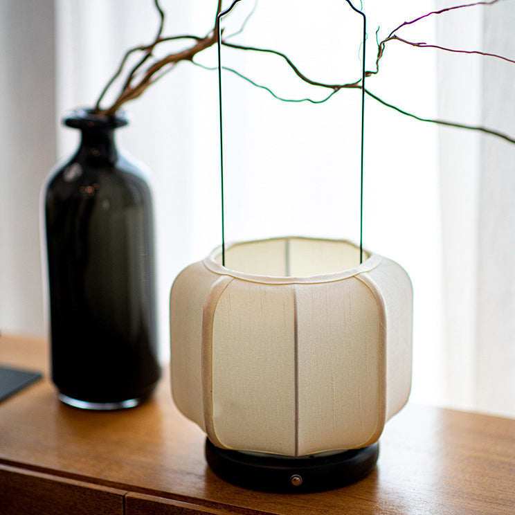Traditionelle chinesische Eisen-Seidenstoff-Laternenform-LED-Tischlampe für das Schlafzimmer 