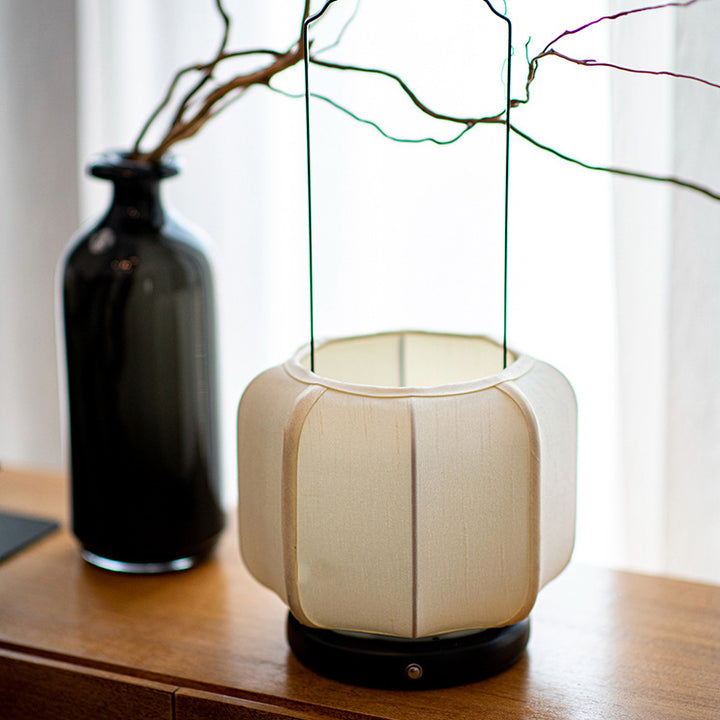 Traditionelle chinesische Eisen-Seidenstoff-Laternenform-LED-Tischlampe für das Schlafzimmer 