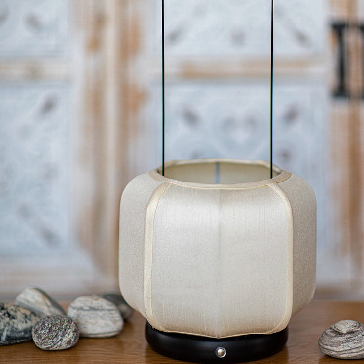Traditionelle chinesische Eisen-Seidenstoff-Laternenform-LED-Tischlampe für das Schlafzimmer 