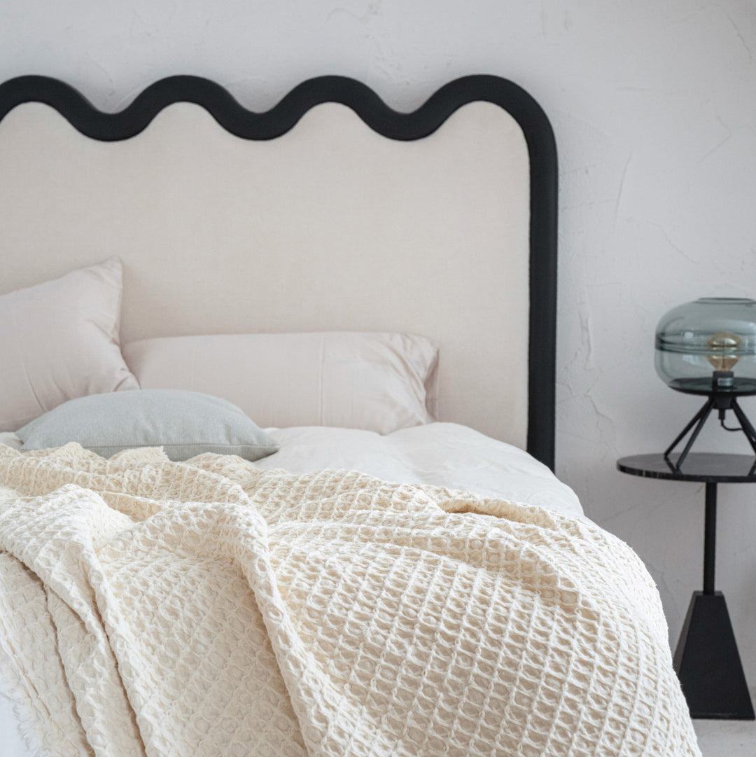 Marco de Cama de Madera Maciza Sin Pintura Ondulada - Diseño Francés de Lino Beige Para Tu Dormitorio 