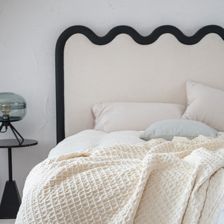 Marco de Cama de Madera Maciza Sin Pintura Ondulada - Diseño Francés de Lino Beige Para Tu Dormitorio 