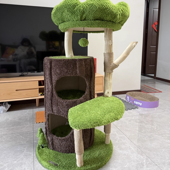 Arbre à chat contemporain créatif à 2 condos et 2 perchoirs en panneaux de particules ronds, bois fruitier naturel, tissu velours et sisal pour salon 