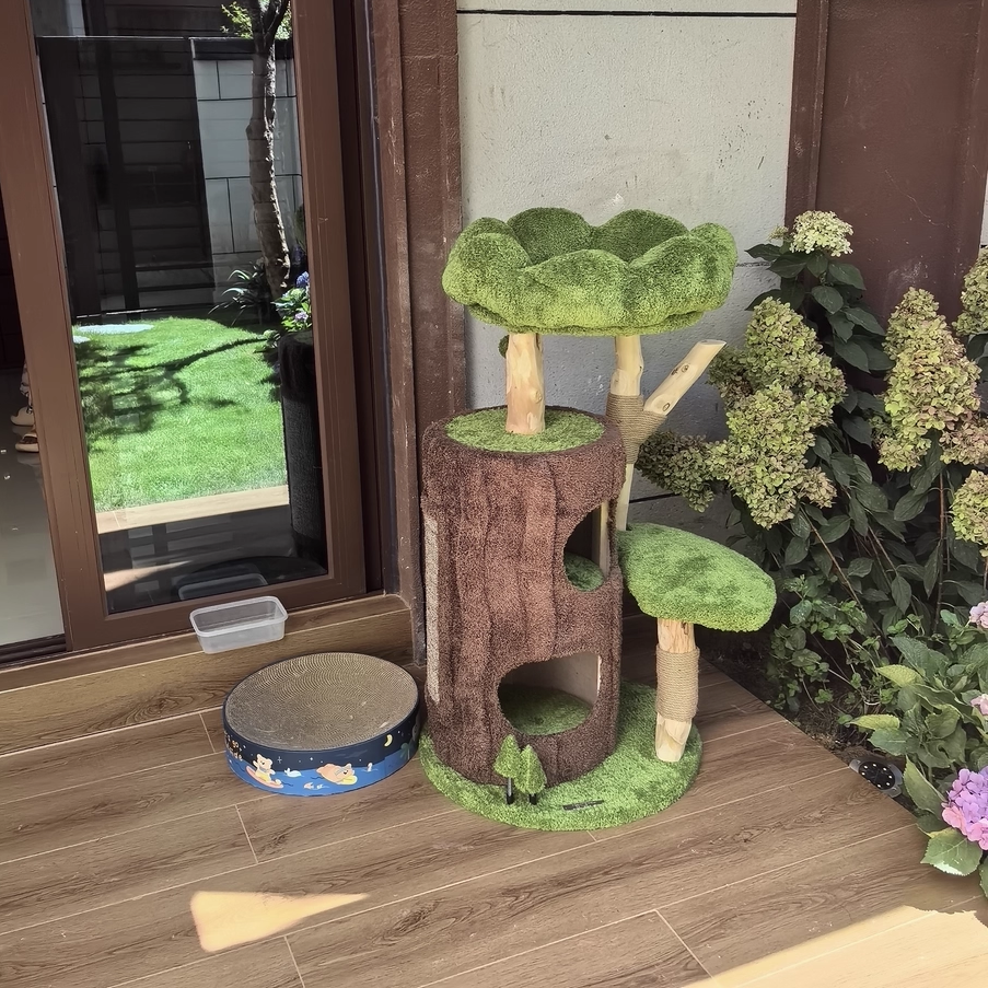 Arbre à chat contemporain créatif à 2 condos et 2 perchoirs en panneaux de particules ronds, bois fruitier naturel, tissu velours et sisal pour salon 