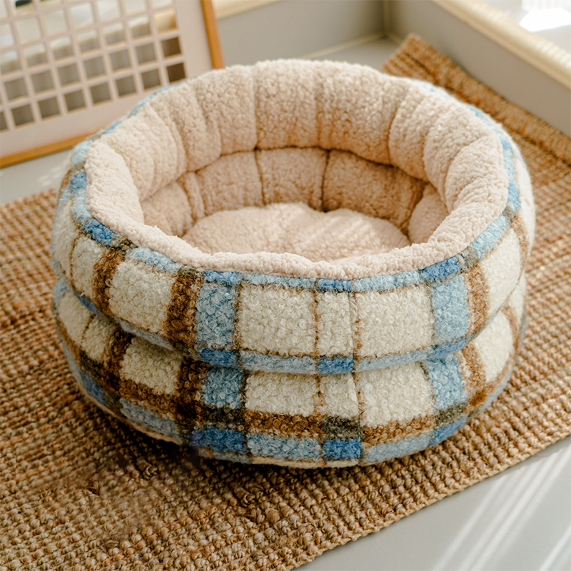 Contemporary Scandinavian Round Fabric Cotton Enclosed Cat Bed For Bedroom