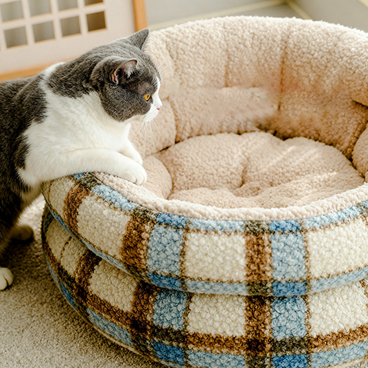 Contemporary Scandinavian Round Fabric Cotton Enclosed Cat Bed For Bedroom